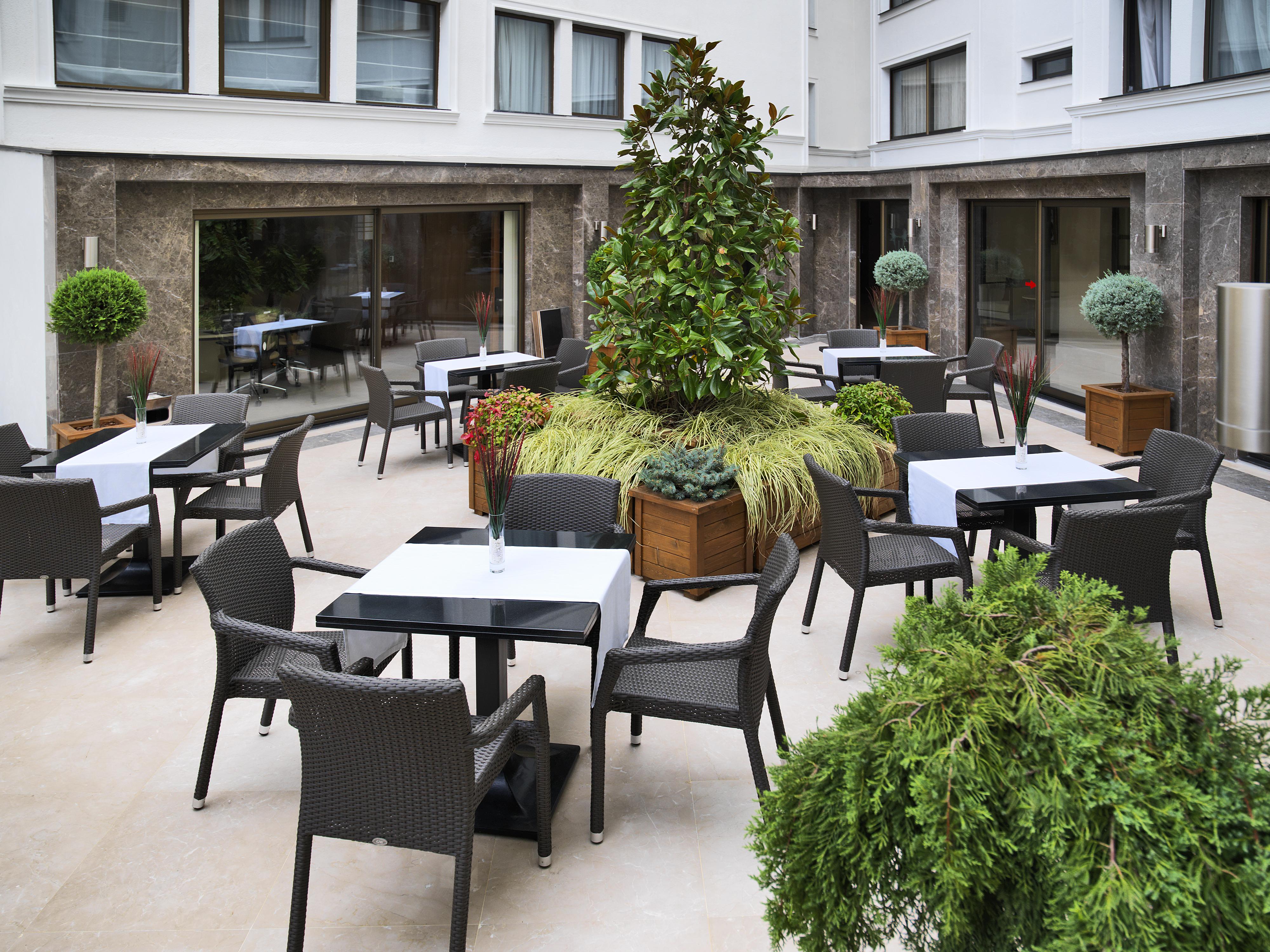 Mercure Istanbul Bomonti Εξωτερικό φωτογραφία The hotel's courtyard